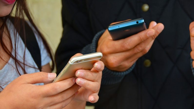 L'envoi de SMS est un moyen pratique pour communiquer, mais il peut également être sujet à des interprétations erronées et nuire aux relations interpersonnelles. (Pixabay)