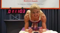 Une maman établit le record du monde de planche pour femmes en maintenant la position pendant plus de 4 heures