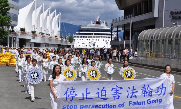 Des pratiquants de Falun Dafa portent des couronnes blanches pour rendre hommage à leurs compagnons morts des suites de tortures et de persécutions en Chine, lors d'un défilé au centre-ville de Vancouver le 16 juillet 2017. (Tang Feng/Epoch Times)
