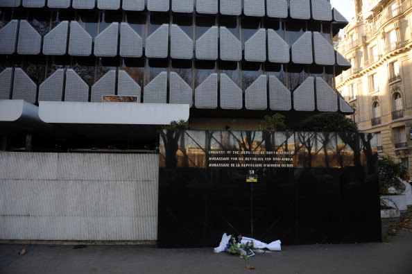 Vue de l’ambassade d’Afrique du Sud à Paris le 6 décembre 2013, au lendemain du décès de l’ancien président Nelson Mandela. Crédit : Antoine Antoniol/Getty Images.