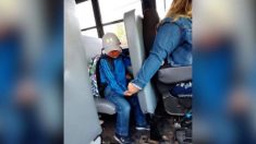 Une conductrice d’autobus tient la main d’un enfant de 4 ans pour son premier jour d’école