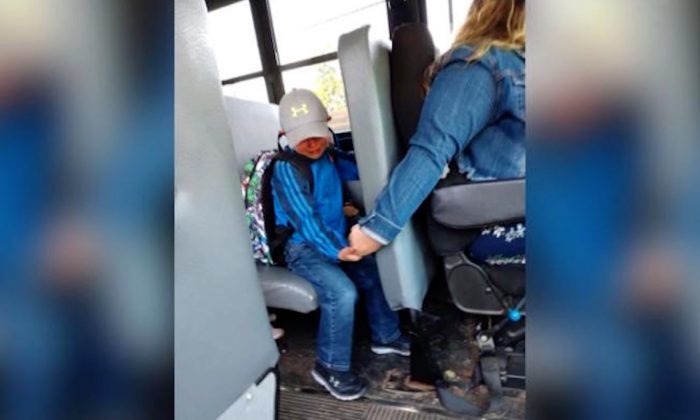 Un enfant de quatre ans était nerveux à l'idée d'aller à l'école le premier jour, alors son chauffeur d'autobus lui a tenu la main pour  l'aider. (Avec l'aimable autorisation d'Amy Johnson)