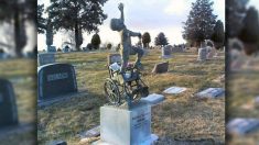 Après le décès dans son sommeil de son fils handicapé, un père transforme la pierre tombale en un chef-d’œuvre émouvant