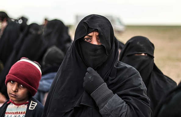 Des femmes de djihadistes fuient les combats et se rendent aux soldats des Forces démocratiques syriennes aux alentours de Baghouz, dans le nord de la Syrie, le 27 février 2019. Photo d’illustration. Crédit : DELIL SOULEIMAN/AFP/Getty Images.