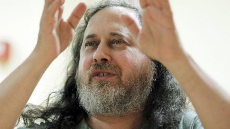 Richard Stallman, programmeur informatique et militant américain pour la liberté des logiciels, s'entretient avec Eva Joly, candidate du Parti Vert français "Europe Ecologie les Verts" (EELV), à l'élection présidentielle française de 2012 le 15 décembre 2011 au siège de l'EELV, à Paris. (François Guillot/AFP/Getty Images) 