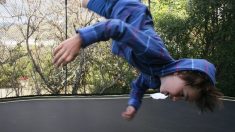 Un ressort de métal se détache d’un coup d’un trampoline et s’enfonce dans le dos d’un enfant