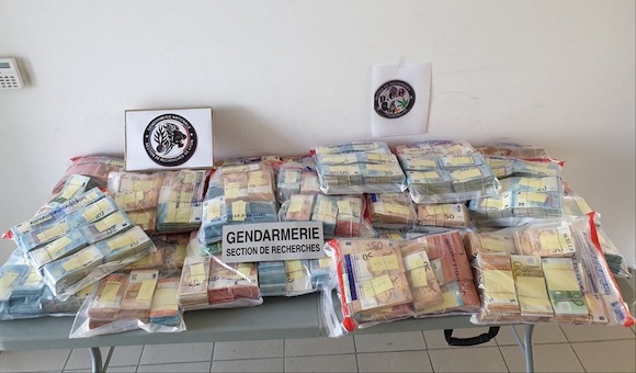 Deux millions d’euros en liasses de billets ont été saisis par la Gendarmerie nationale. (Photo : crédit Facebook/ Gendarmerie nationale).