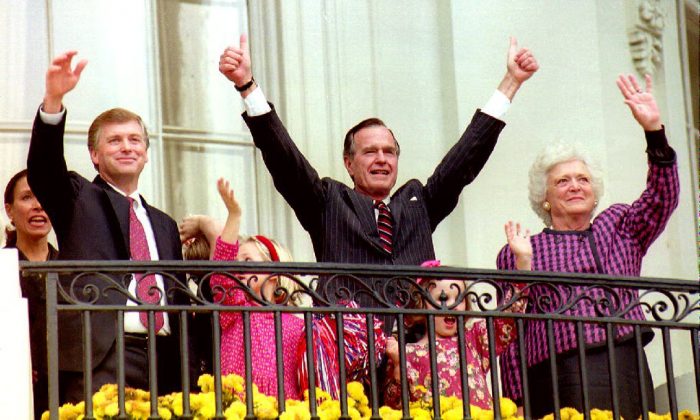 Le président américain George Bush (au c.), la première dame Barbara Bush (à d.) et le vice-président Dan Quayle (à g.) saluent la foule à la Maison-Blanche, à Washington, le 4 novembre 1992. (Robert Giroux/AFP/Getty Images)