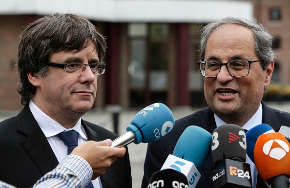 -Carles Puigdemont (à gauche), ancien président de Catalogne en exil, et Quim Torra, président en exercice, prononcent une conférence de presse à Bruxelles, le 27 août 2018. Photo Aris Oikonomou / AFP / Getty Images.