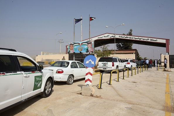 -Le principal poste frontalier entre la Jordanie et la Syrie déchirée par la guerre a rouvert ses portes le 15 octobre 2018 après une fermeture de trois ans. Photo de Khalil MAZRAAWI / AFP / Getty Images.