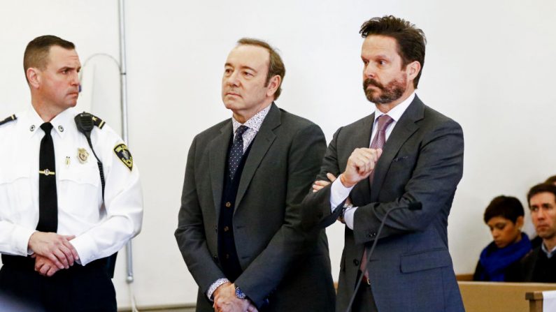 L'acteur Kevin Spacey (à gauche) assiste pour sa mise en accusation d'agression sexuelle avec son avocat (Photo par Nicole Harnishfeger-Pool / Getty Images)