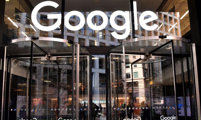 Un logo est présenté au-dessus de l'entrée des bureaux de Google à Londres le 18 janvier 2019. (Ben Stansall / AFP / Getty Images)