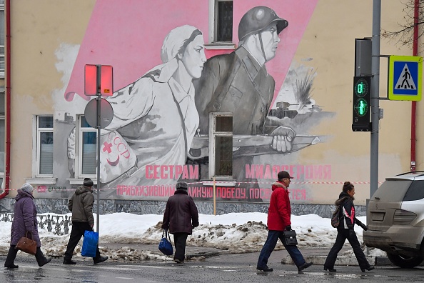 -Un bâtiment décoré d'une peinture murale sur le thème de la Seconde Guerre mondiale le 5 février 2019, un jour avant l'annonce de l'annonce du verdict dans le procès intenté à Dennis Christensen, un Jéhovah danois Témoin accusé d'extrémisme. Photo de Mladen ANTONOV / AFP / Getty Images.