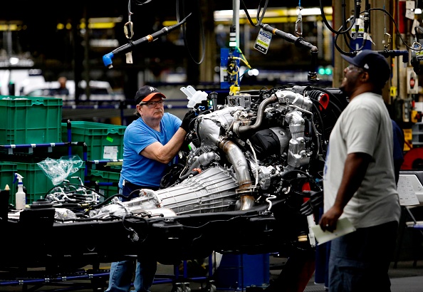 Les ouvriers travaillent sur le châssis de camionnettes General Motors à l'usine Flint Assembly le 12 juin 2019 à Flint, dans le Michigan.(Photo : JEFF KOWALSKY/AFP/Getty Images)