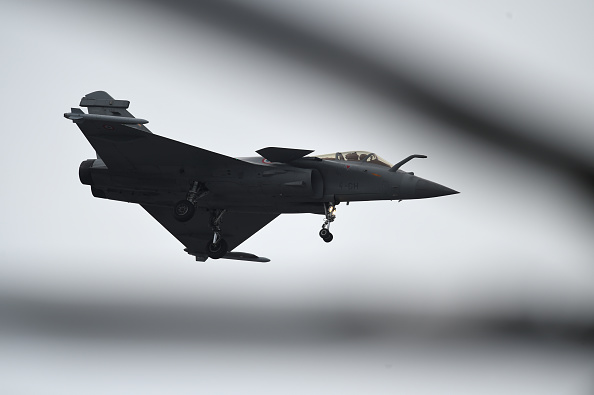 -Un avion de chasse Rafale de Dassault effectue une manœuvre au salon international de l'aéronautique et de l'aéronautique de Paris le 19 juin 2019 à l'aéroport du Bourget, près de Paris. Photo par ERIC PIERMONT / AFP / Getty Images.