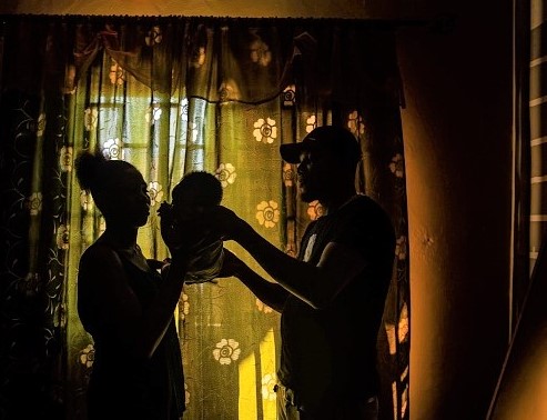 -Un couple nigérian, rentré de Libye après s'être échoué pendant plusieurs mois sur la route allant vers l'Europe. De retour au pays, ils se retrouvent face à une vie encore plus difficile qu'au départ. Photo by FATI ABUBAKAR / AFP /Getty Images.
