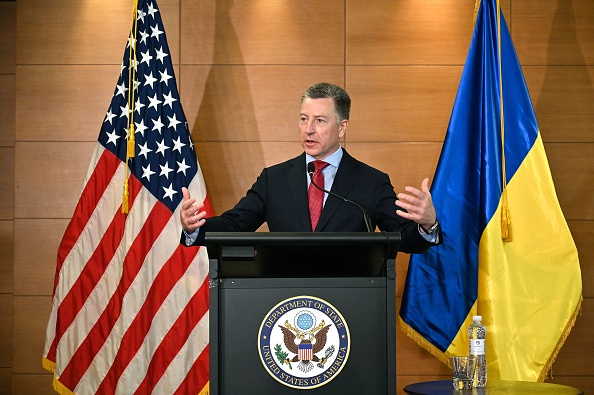 -L'ambassadeur américain auprès de l'OTAN et l'envoyé spécial américain pour l'Ukraine, Kurt Volker, à Kiev le 27 juillet 2019 à la suite de sa visite en Ukraine. Photo de Sergei SUPINSKY / AFP / Getty Images.