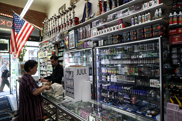 Les produits de la cigarette électronique sont exposés au Smoke and Gift Shop le 25 juin 2019 à San Francisco, en Californie. (Photo : Justin Sullivan/Getty Images)