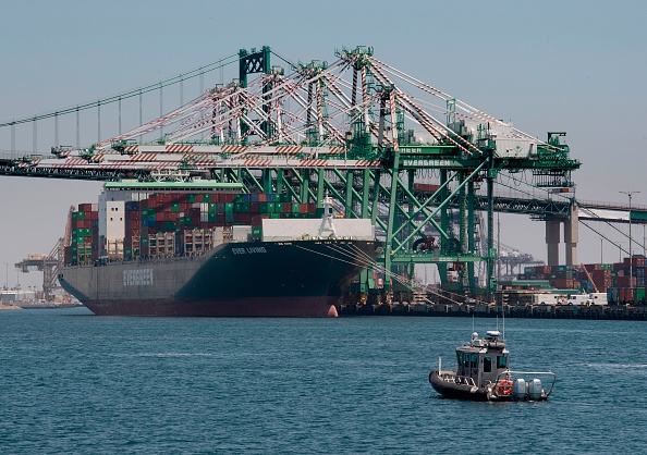 -Un porte-conteneurs décharge sa cargaison en provenance d'Asie, dans le port de Long Beach, en Californie, le 1er août 2019. Photo par Mark RALSTON / AFP / Getty Images.