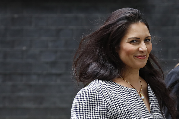 La ministre de l'Intérieur Priti Patel a déclaré que le 31 octobre marquera la "fin de la liberté de circulation dans sa forme actuelle, ce qui nous permettra de franchir la première étape historique pour reprendre le contrôle de nos frontières". (Photo : TOLGA AKMEN/AFP/Getty Images)