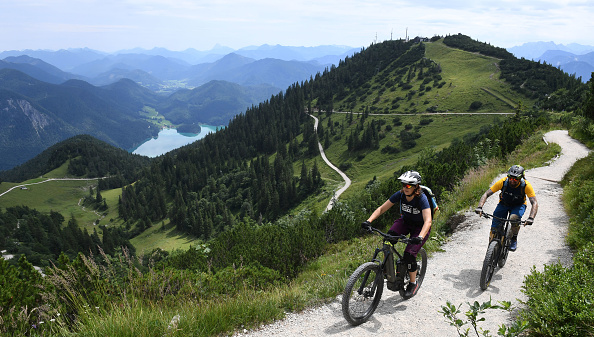-Ursula et Robert Werner font du vélo électrique lorsqu'ils montent dans les Alpes, près du village de Walchensee, dans le sud de l'Allemagne, le 5 août 2019. Photo de Christof STACHE / AFP / Getty Images.