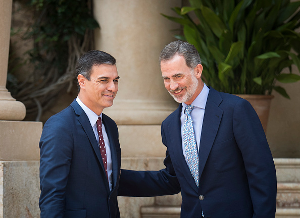 -Le roi espagnol Felipe VI s'entretient avec le premier ministre par intérim espagnol Pedro Sanchez, le roi va tenter de débloquer les clivages politiques. Photo de JAIME REINA / AFP / Getty Images.