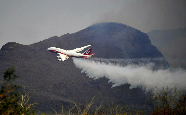 -Vue d'un Supertanker, un avion de combat aérien survolant les incendies qui font rage près de Robore, dans la région de Santa Cruz, dans l'est de la Bolivie, au sud de l'Amazone, le 23 août 2019. Les incendies qui ont ravagé près de 750 000 hectares des forêts et des cultures ont été causés par l’incinération de champs de culture, a annoncé le Bureau de surveillance de la forêt et des terres. Photo STR / AFP / Getty Images.
