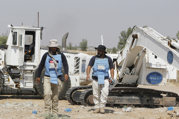 -Des démineurs irakiens travaillant pour Halo Trust, une organisation à but non lucratif spécialisée dans le déminage, scannent une zone industrielle le 25 août 2019. Photo de SABAH ARAR / AFP / Getty Images.