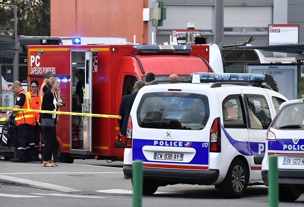 Le 31 août 2019, à Villeurbanne, dans la banlieue de Lyon, les services d'urgence sont au travail après une attaque au couteau qui a fait un mort et huit blessés.  (Photo : PHILIPPE DESMAZES/AFP/Getty Images)