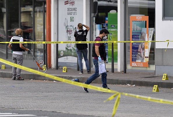Des policiers recherchent des preuves devant une pharmacie de Villeurbanne, dans la banlieue de Lyon, le 31 août 2019, après une attaque au couteau qui a fait un mort et huit blessés.  (Photo : PHILIPPE DESMAZES/AFP/Getty Images)