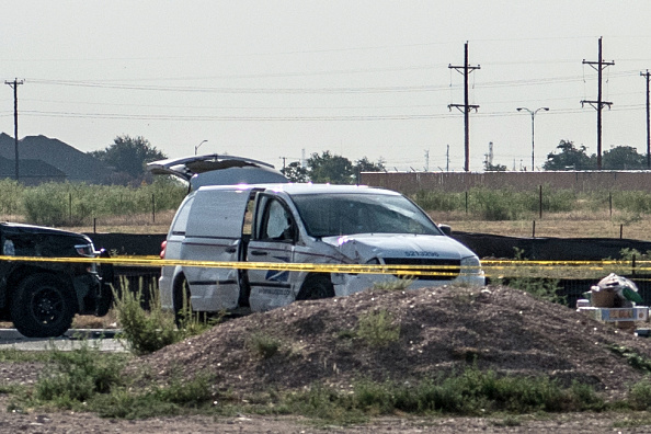 Un véhicule de police endommagé et une fourgonnette du service postal américain à proximité du lieu où un homme armé a été tué par balle près du cinéma Cinergy Odessa à la suite d’une fusillade meurtrière le 1er septembre 2019 à Odessa, au Texas. (Photo : Cengiz Yar/Getty Images)