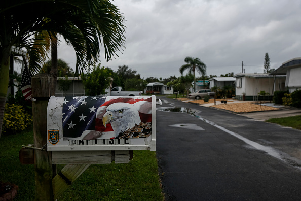 Une boîte postale est vue dans le parc de maisons mobiles Tropical Acres, une zone soumise à une évacuation obligatoire avec l'ouragan Dorian au large de la côte de la Floride, à Jensen Beach, en Floride, le 2 septembre 2019. (Photo : ADAM DELGIUDICE/AFP/Getty Images)