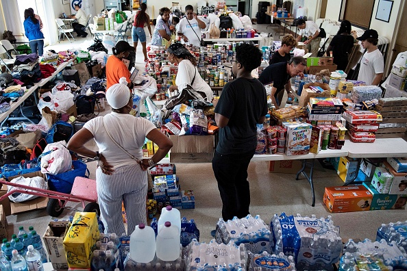 Les gens rassemblent des dons pour venir en aide aux victimes de l'ouragan Dorian à l'église épiscopale Christ le 3 septembre 2019 à Miami, en Floride. (Photo : BRENDAN SMIALOWSKI/AFP/Getty Images)
