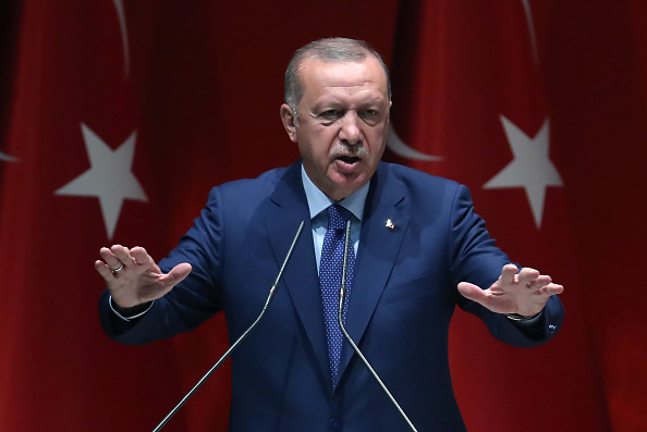 Le président turc Recep Tayyip Erdogan avait demandé jeudi une nouvelle aide internationale pour son pays qui accueille plus de quatre millions de réfugiés, dont plus de 3,5 millions Syriens. (Photo : ADEM ALTAN/AFP/Getty Images)