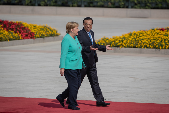 -Le Premier ministre chinois Li Keqiang et la chancelière allemande Angela Merkel assistent à une cérémonie de bienvenue au Grand Palais du Peuple à Pékin le 6 septembre 2019. Photo de Roman PILIPEY / POOL / AFP / Getty Images.