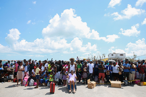 -Les gens attendent d'évacuer dans des bateaux privés au port de Marsh Harbour dans l'ouragan Dorian a dévasté l'île Grand Abaco le 6 septembre 2019 aux Bahamas. Photo de Jose Jimenez / Getty Images.