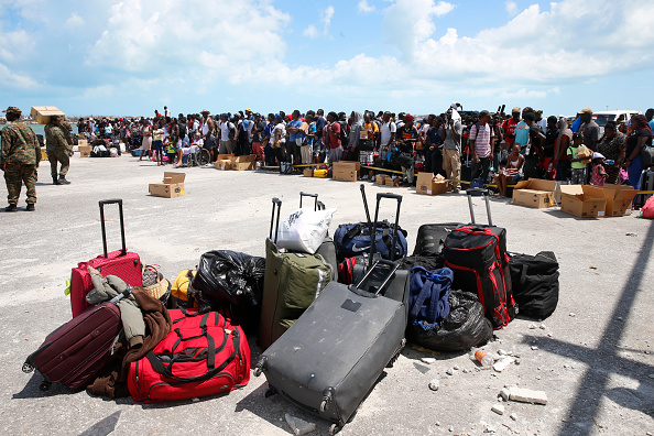Les gens attendent pour être évacués dans des bateaux privés au port de Marsh Harbour sur l'île Grand Abaco, aux Bahamas,  le 6 septembre 2019 .(Photo :  Jose Jimenez/Getty Images)