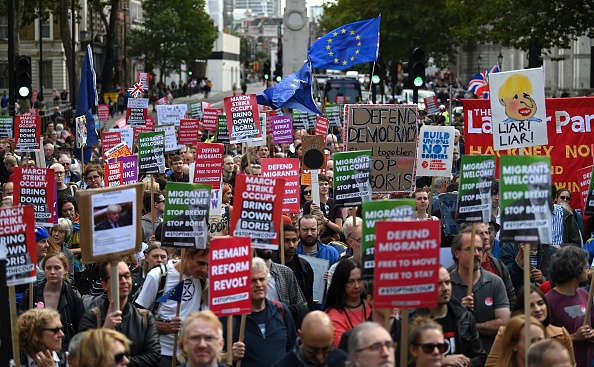 Des militants tiennent des pancartes et agitent des drapeaux de l'Union européenne lors d'une manifestation anti-gouvernementale réclamant la démission du Premier ministre, d ans le centre de Londres, le 7 septembre 2019.(Photo : DANIEL LEAL-OLIVAS/AFP/Getty Images)