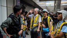 A Hong Kong, un grand-père joue les médiateurs en brandissant sa canne