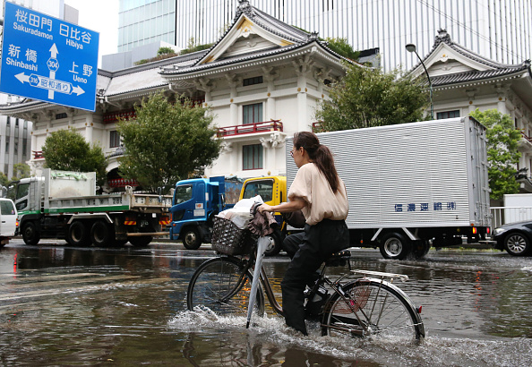 -Un puissant typhon, avec des vents et des pluies potentiellement record, a frappé la région de Tokyo le 9 septembre, provoquant des évacuations de dizaines de milliers de personnes, des coupures de courant généralisées et des perturbations des transports. Photo de STR / JIJI PRESS / AFP / Getty Images.