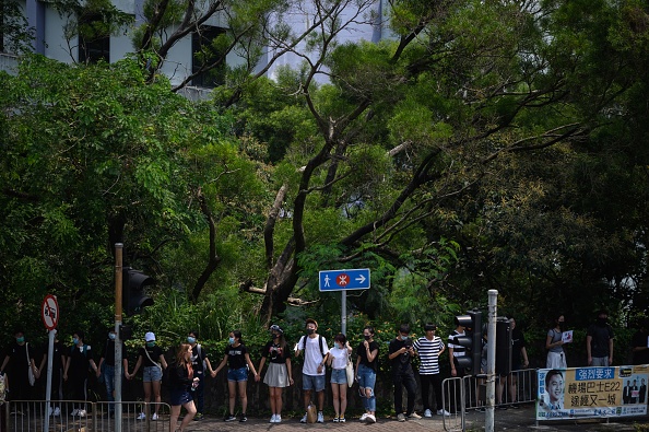 -Des étudiants des universités baptiste et municipale participent à un rassemblement universitaire commun "chaîne humaine" pour souligner les cinq demandes que les manifestants demandent au gouvernement, dans le district de Kowloon Tong à Hong Kong le 9 septembre 2019. Photo de Philip FONG / AFP / Getty Images.