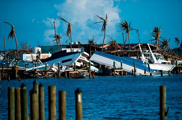 Les bateaux détruits sont poussés contre le quai à la suite de l'ouragan Dorian à Treasure Cay sur l'île d'Abaco, aux Bahamas, le 11 septembre 2019.(Photo : ANDREW CABALLERO-REYNOLDS/AFP/Getty Images)