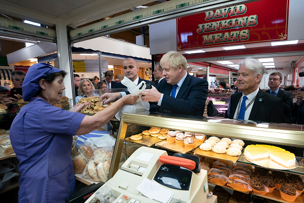 -Le Premier ministre britannique Boris Johnson fait des emplettes dans une boulangerie lors d'une visite au marché de Doncaster le 13 septembre 2019. Selon des officiels, Boris Johnson tiendra un entretien sur le Brexit avec le président de la Commission européenne, Jean-Claude Juncker, à Luxembourg, le lundi 16 septembre. Photo par Jon Super - Piscine WPA / Getty Images.