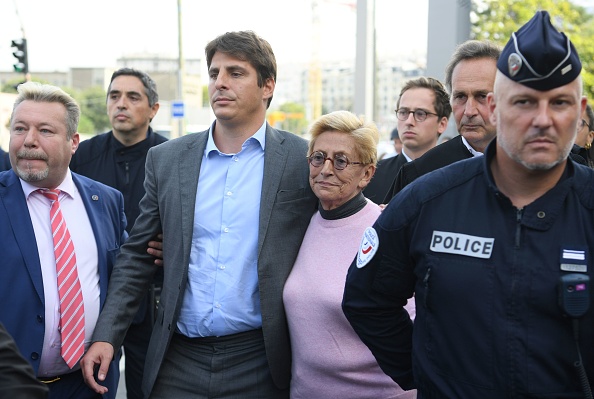 Isabelle Balkany accompagnée de son fils Alexandre à la sortie du tribunal de Paris le 13 septembre 2019. (CHRISTOPHE ARCHAMBAULT/AFP/Getty Images)