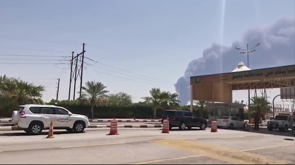 -Cette capture d'écran AFPTV d'une vidéo réalisée le 14 septembre 2019 montre la fumée s'échappant d'une installation pétrolière Aramco située à Abqaiq à environ 60 km au sud-ouest de Dhahran, dans la province orientale de l'Arabie saoudite. Photo by - / AFP / Getty Images.