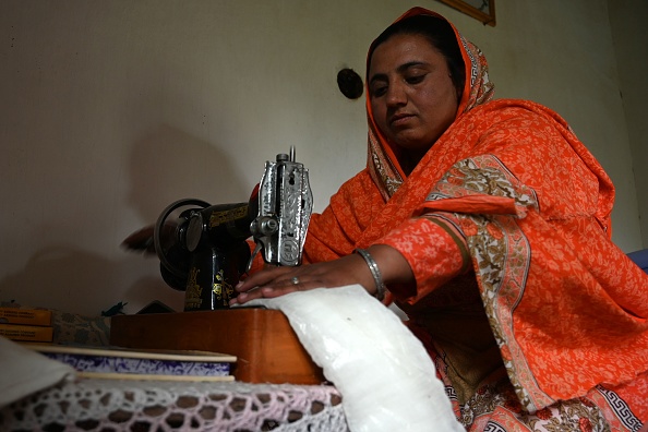 -Le 18 mai 2019, la pakistanaise Hajra Bibi confectionne une serviette hygiénique avec une machine à coudre chez elle, dans le village de Booni à Chitral. Photo AAMIR QURESHI / AFP / Getty Images.