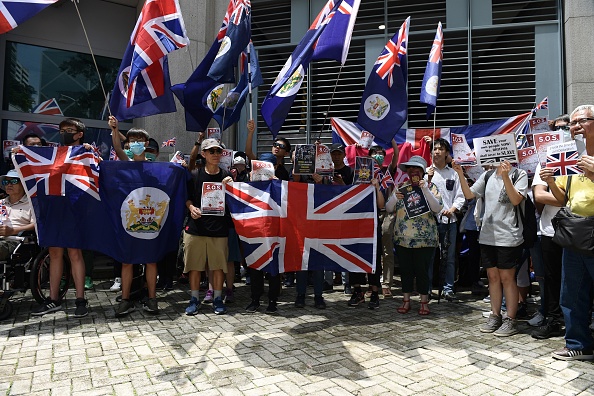 -Des manifestants pro-démocrates se rassemblent devant le consulat général britannique à Hong Kong le 15 septembre 2019. Ils appellent la Grande-Bretagne à intensifier ses pressions contre Pékin. Photo de Nicolas ASFOURI / AFP / Getty Images.