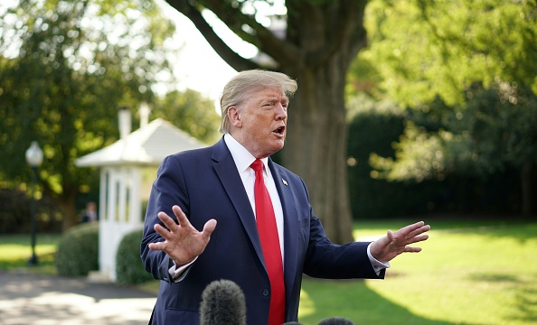 -Le président américain Donald Trump s'entretient avec des journalistes sur la pelouse sud de la Maison-Blanche avant son départ le 16 septembre 2019 à Washington. Photo de MANDEL NGAN / AFP / Getty Images.