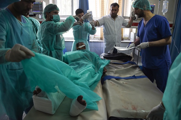 -Un Afghan blessé est soigné à l'hôpital Wazir Akbar Khan après l'explosion à Kaboul le 17 septembre 2019. Photo de WAKIL KOHSAR / AFP / Getty Images.