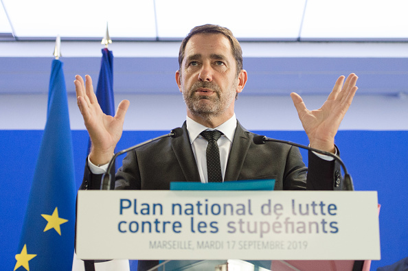 Le ministre de l'Intérieur, Christophe Castaner, lors d'une conférence de presse pour présenter un nouveau plan national de lutte contre le trafic de drogue, appelé " OFAST ", le 17 septembre 2019, à Marseille.  (Photo : CLEMENT MAHOUDEAU/AFP/Getty Images)